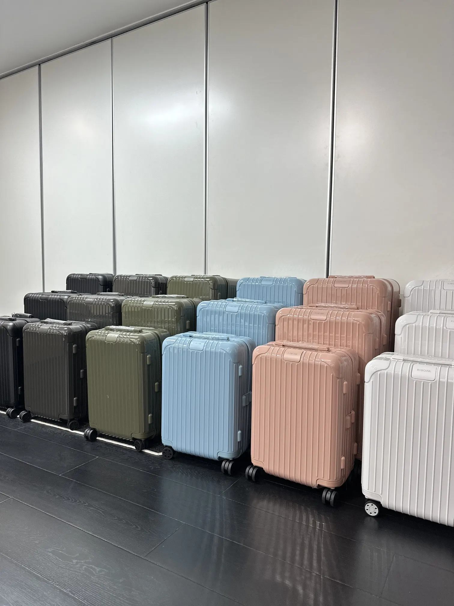 收到一批zheng品行李箱 都是 来的 旅行拉杆款 轻便出行款