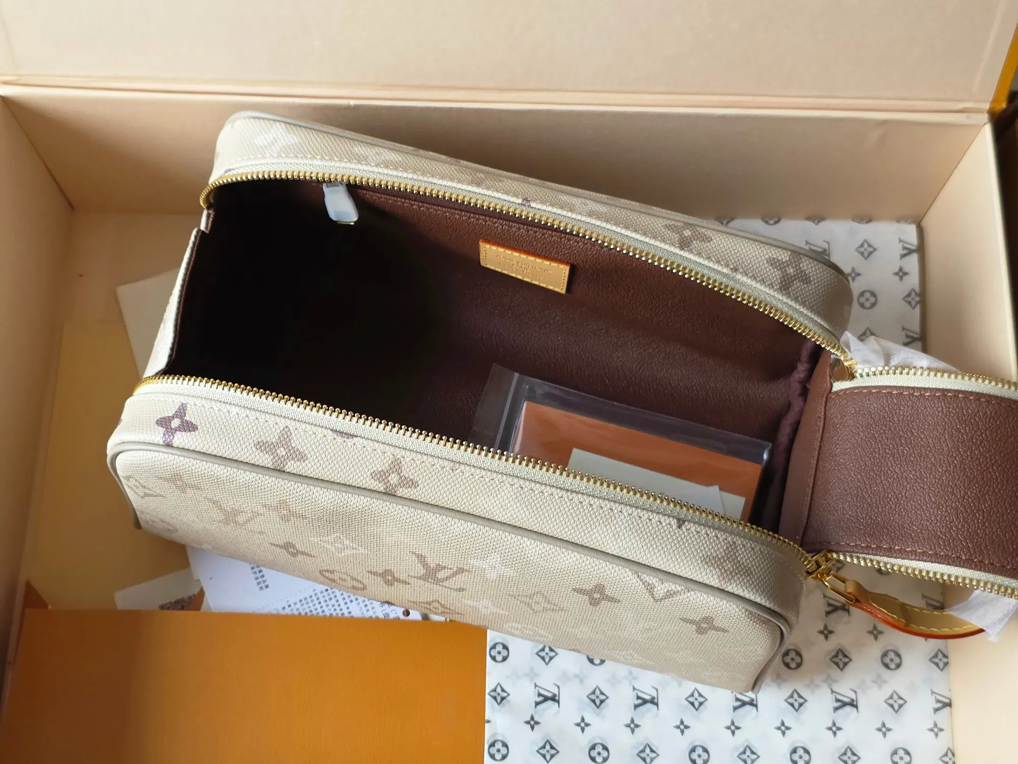 Beige Cosmetic Pouch Leather Image 10 Beige Cosmetic Pouch Leather Image 10