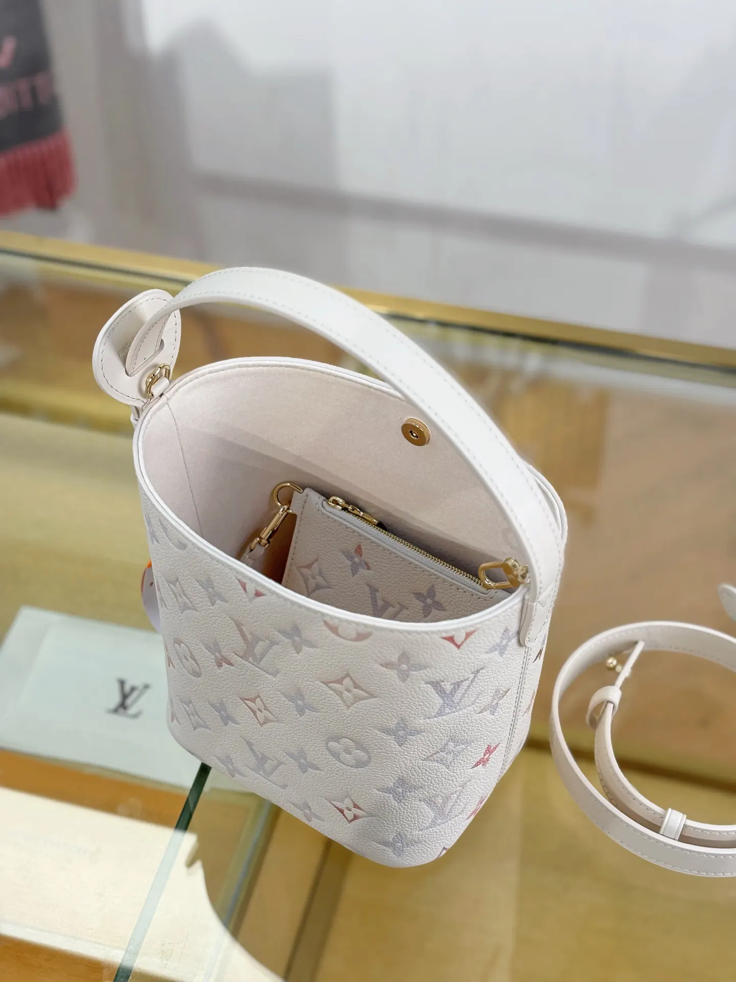 LV handbag Image 4 LV handbag Image 4