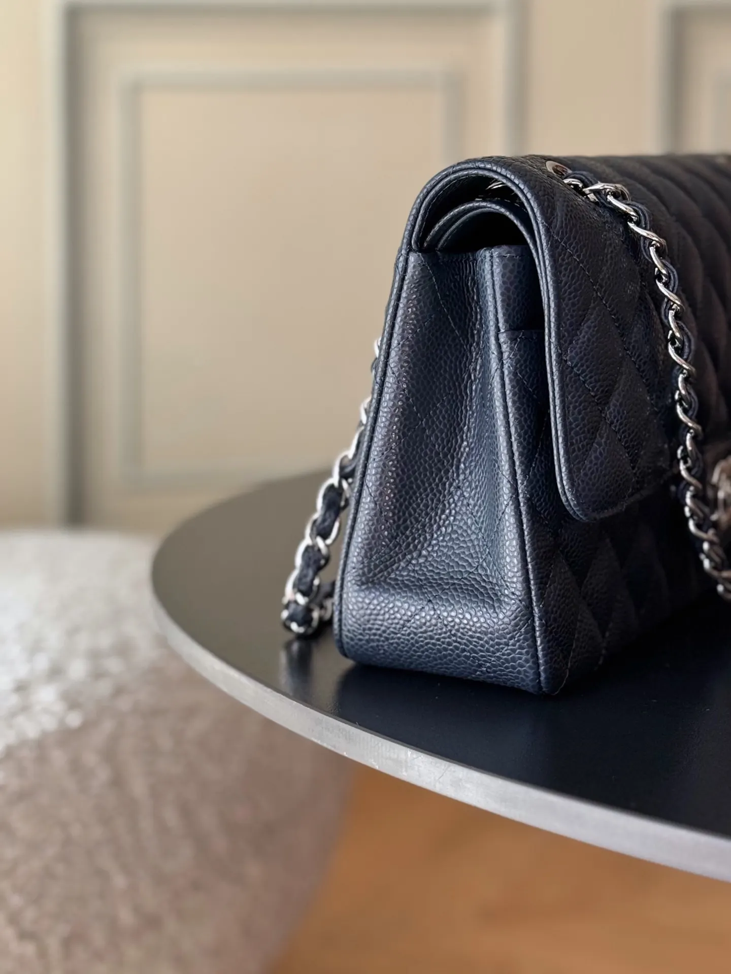 Chanel 黑色魚子醬牛皮翻蓋鏈條包 金扣