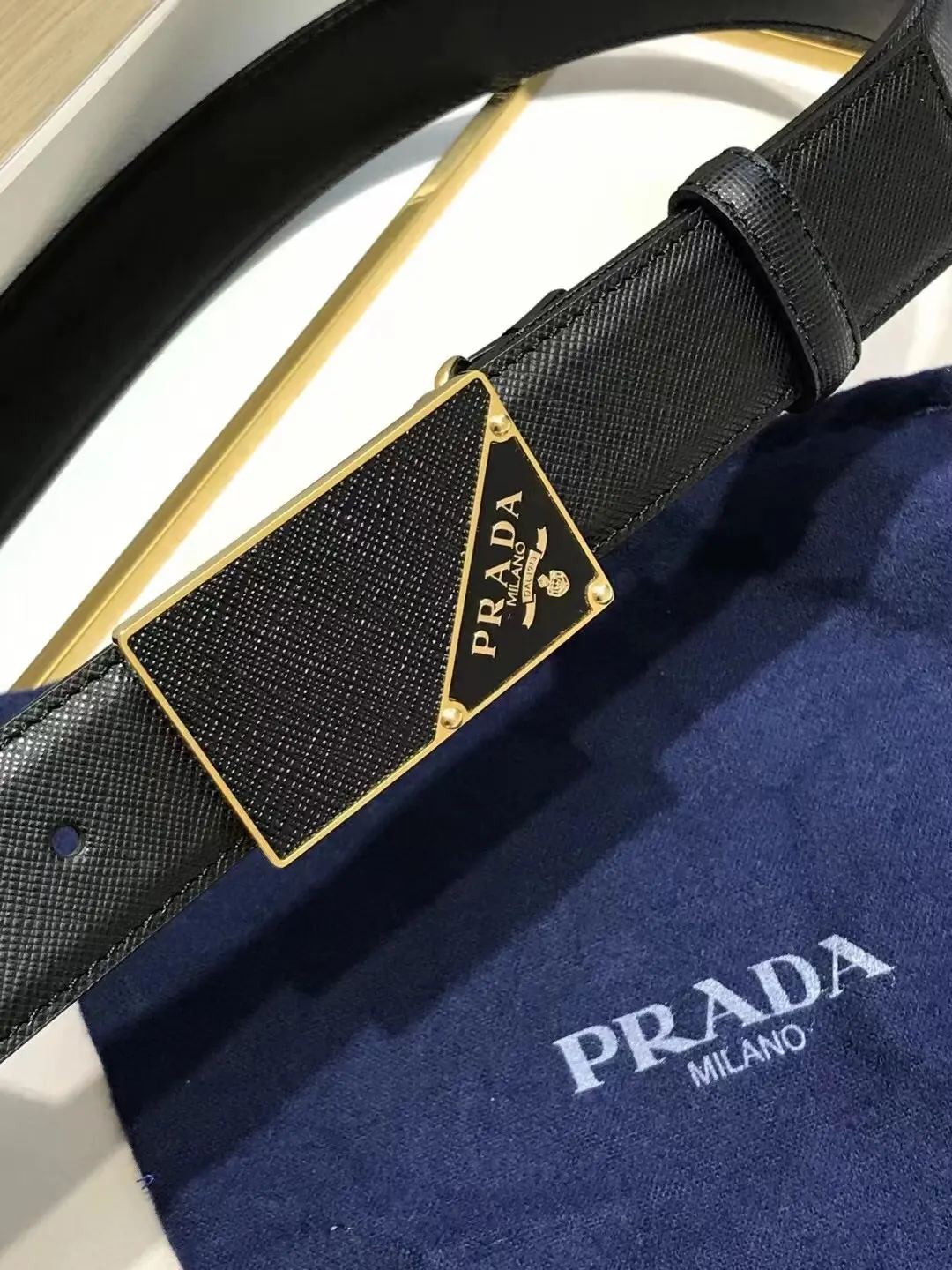 Prada 牛皮 三角标 腰带 通勤搭配