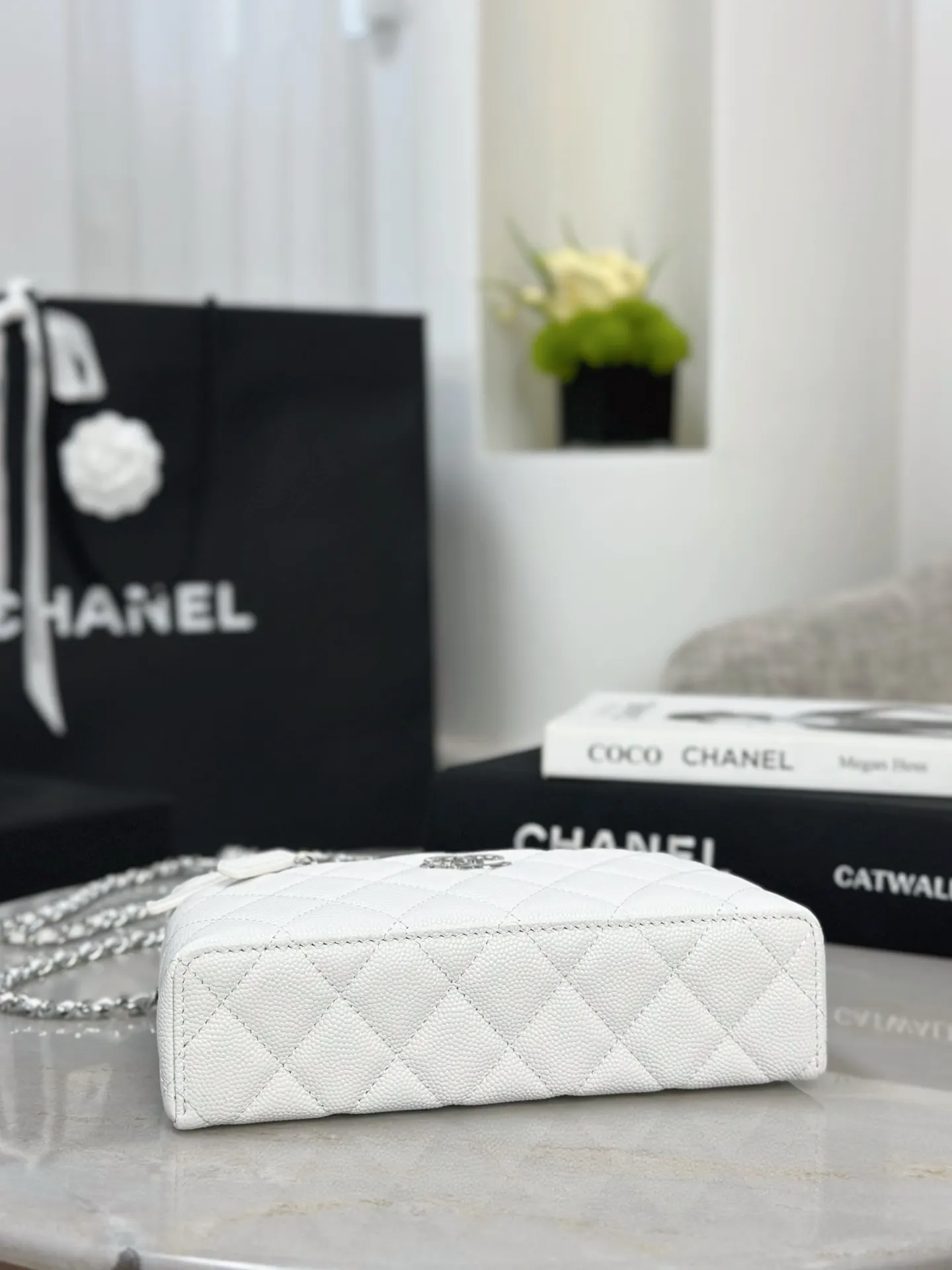 CHANEL 19 Bag 白色荔枝纹牛皮链条包 迷你款
