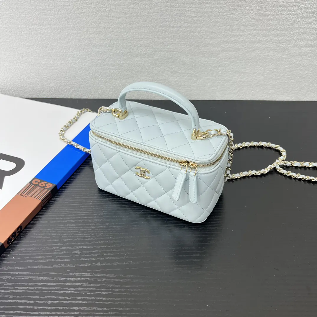 CHANEL 19 Bag 浅蓝色羊皮菱格链条包 小号款