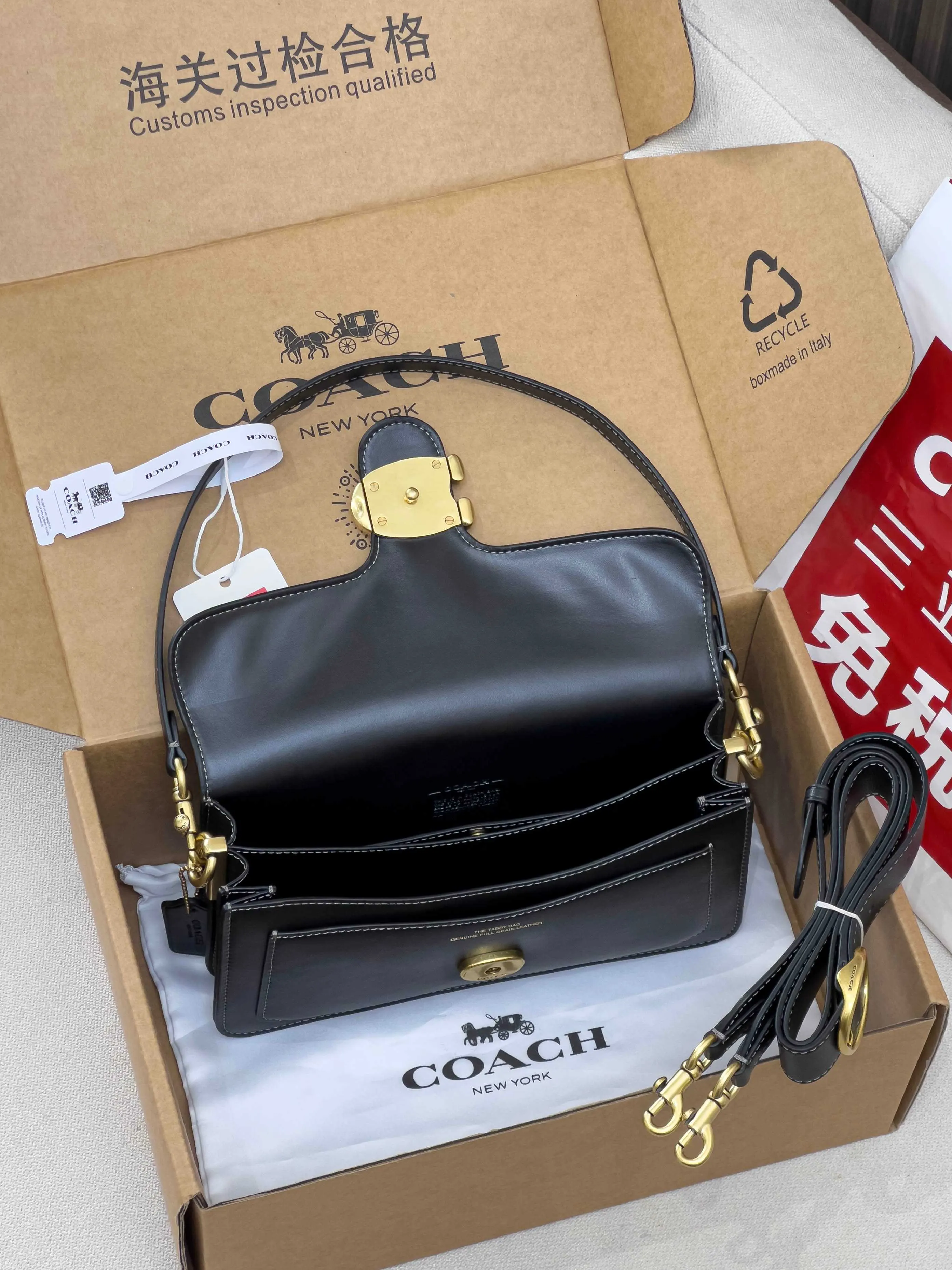 Coach 增加了内里隔层 皮质质感也跟着升级 手感软呼呼 质感 腋下包 复古腋下背款