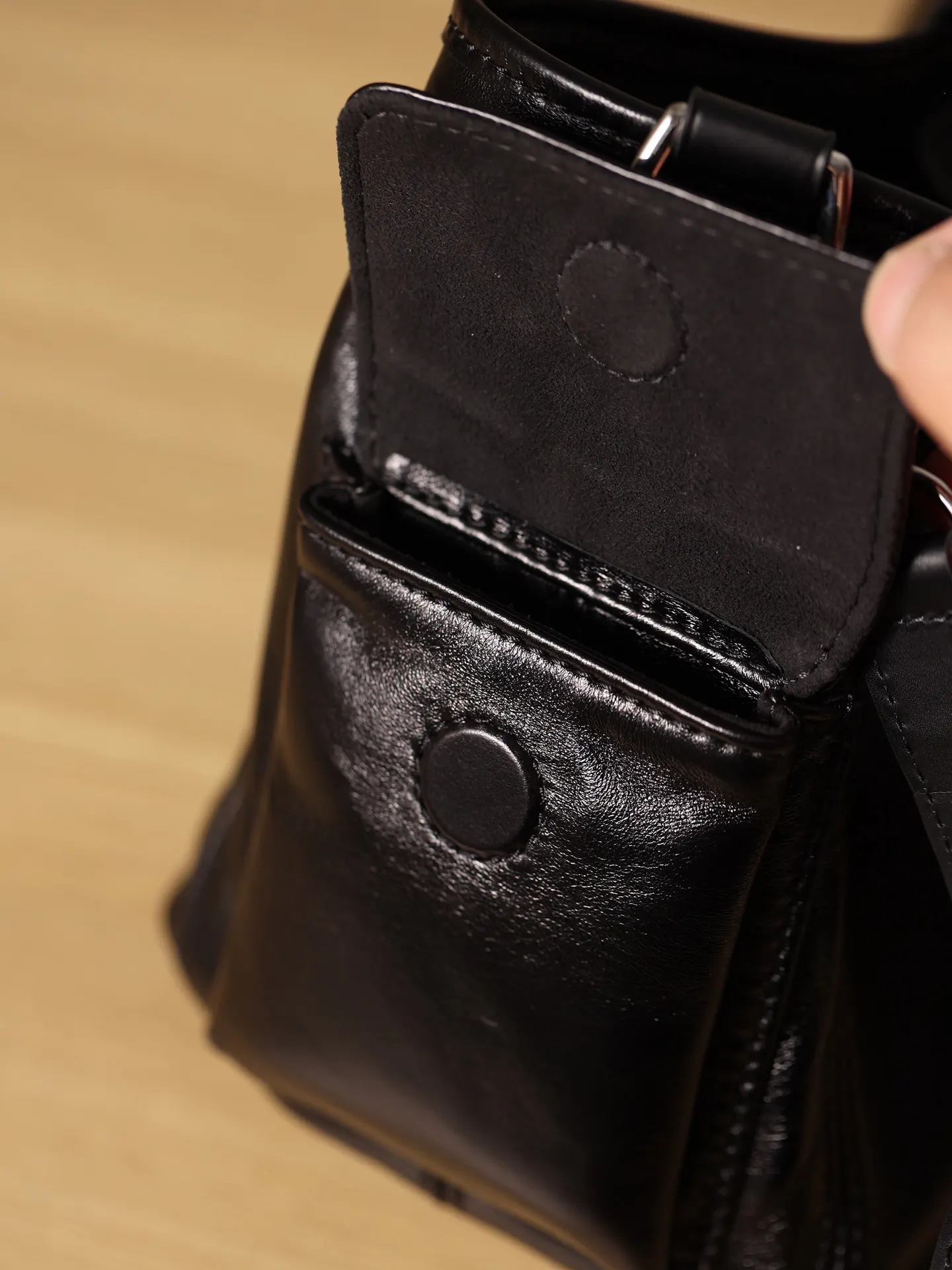 CarryAll 羊皮 跳码渠道级 DARK 斜背包 輕便斜挎款