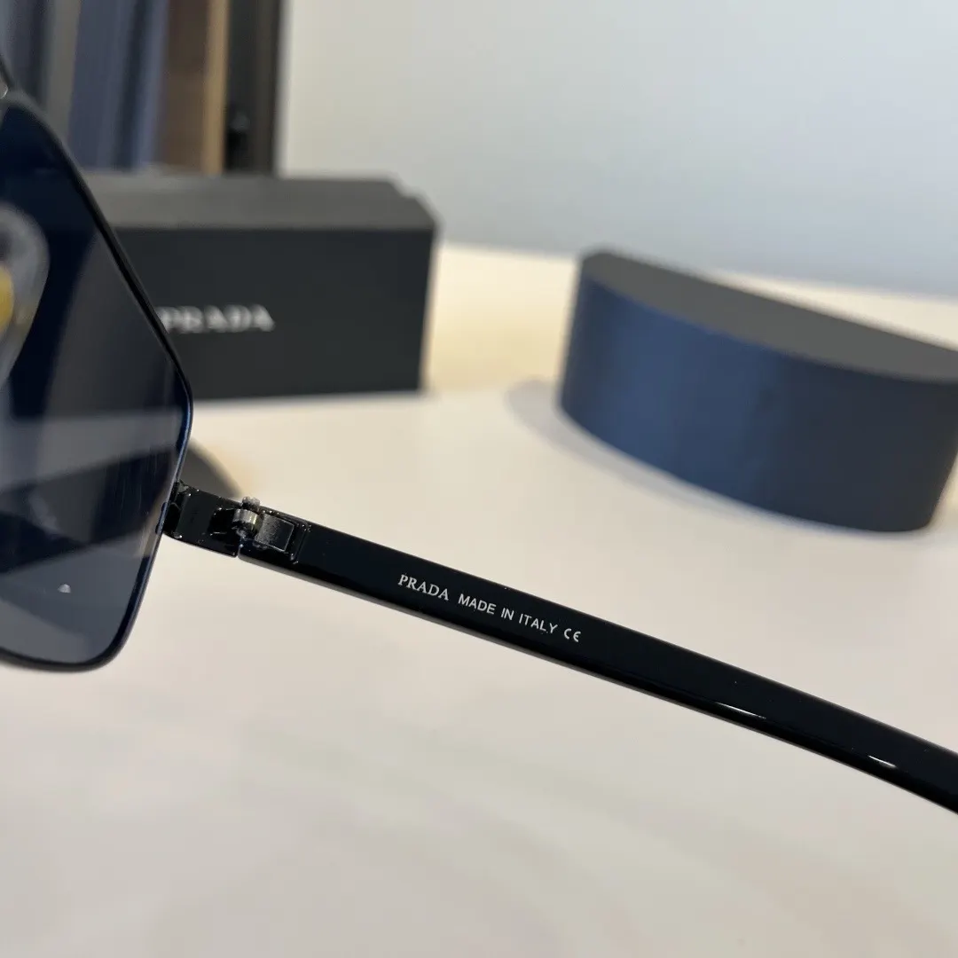 PRADA 太阳眼镜 时尚遮阳款