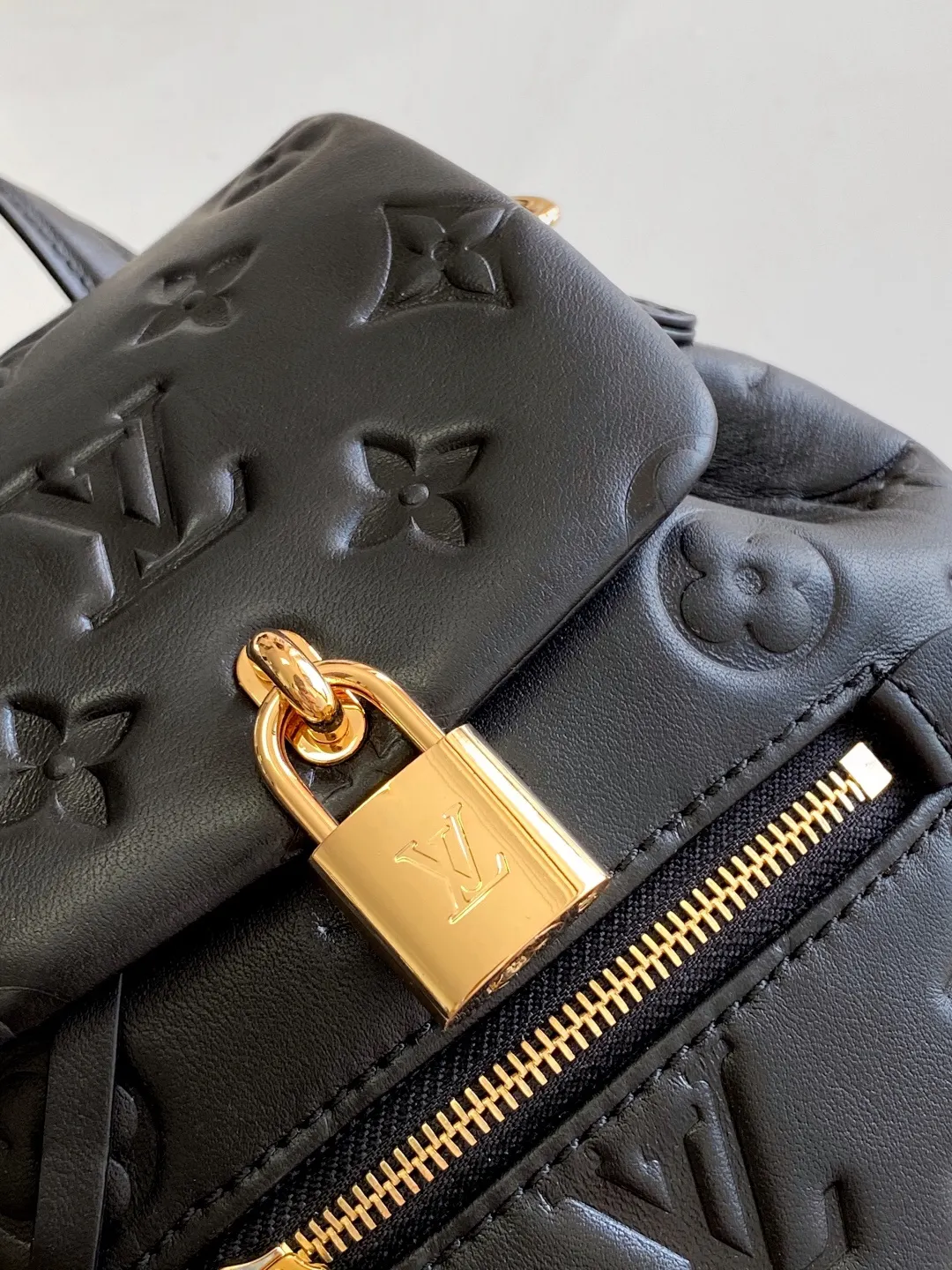 LV 黑色 粉色 牛皮 雙肩包 实用雙肩款