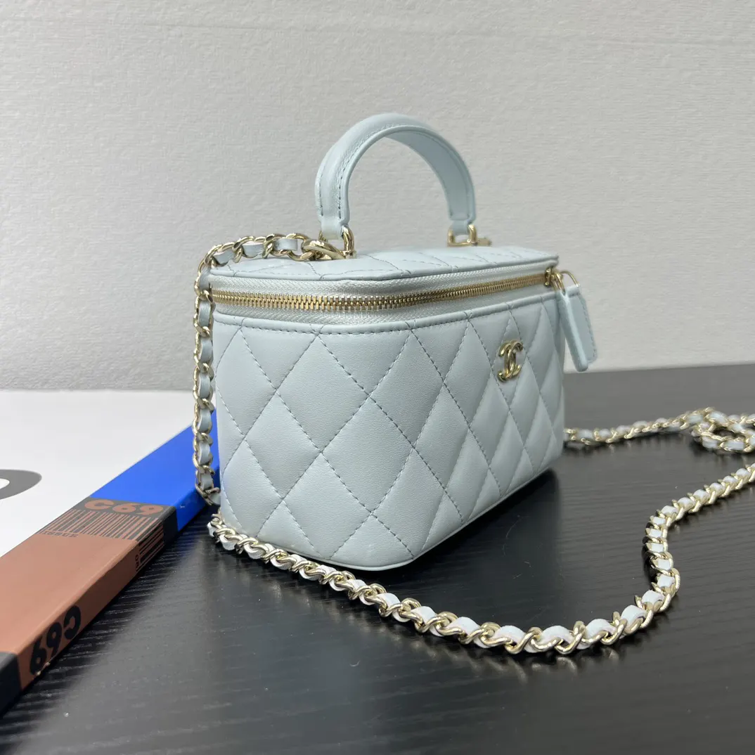CHANEL 19 Bag 浅蓝色羊皮菱格链条包 小号款