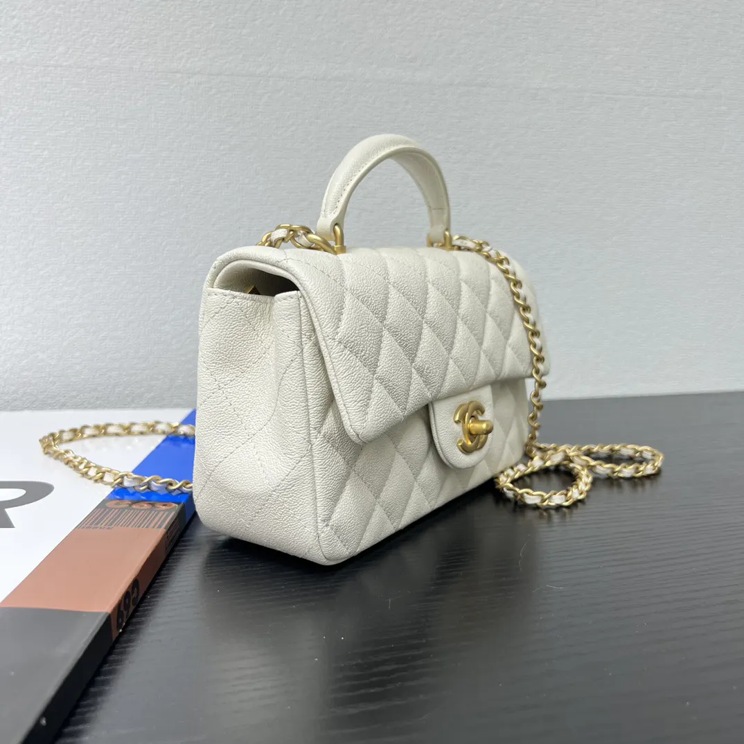 CHANEL 米白色牛皮翻盖链条包 金扣款