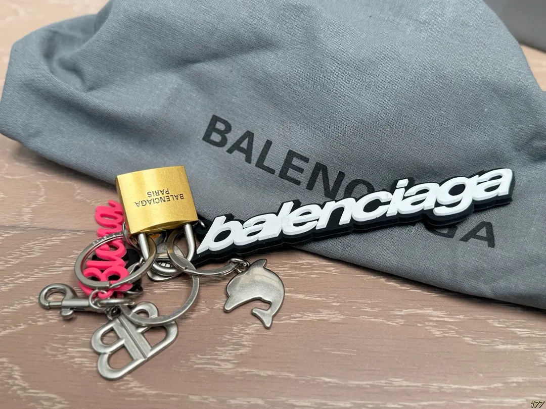 Balenciaga 巴黎世家 男女通用款哦 众多 斜背包 輕便斜挎款(數字9) Balenciaga 巴黎世家 男女通用款哦 众多 斜背包 輕便斜挎款(數字9)