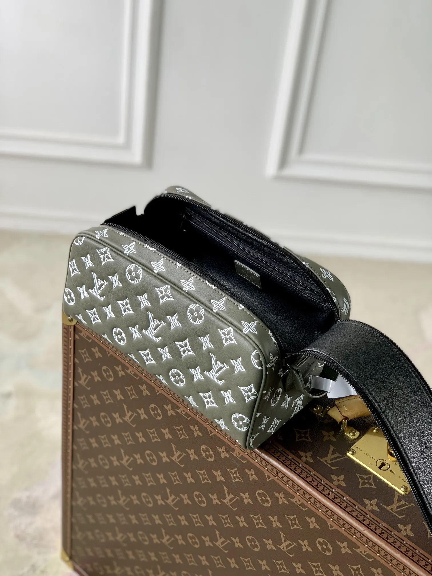 牛皮 梳洗包採用大型雙拉鏈開口設計 方便存取洗漱用品 更 化妝包 便携收納款