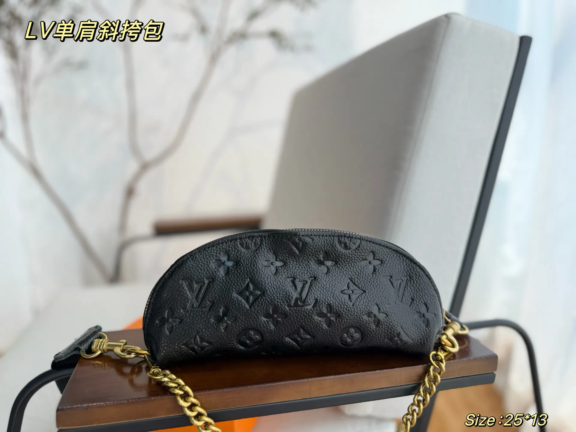 LV 黑色 装 Bu ag全皮压花黑色 最近 火的Bum 斜挎包 轻便斜挎款