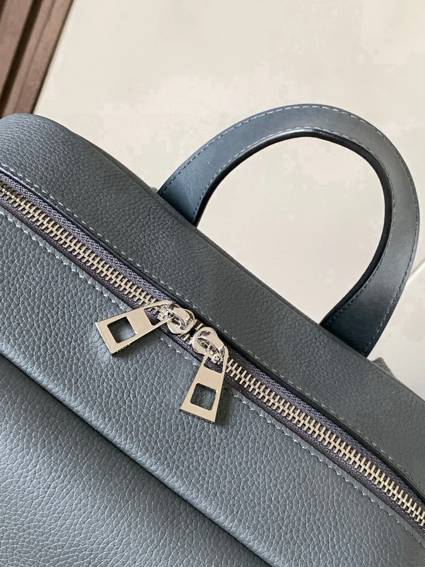 小牛皮 柔软粒面牛皮革军用 Military Backpac 双肩包 实用双肩款