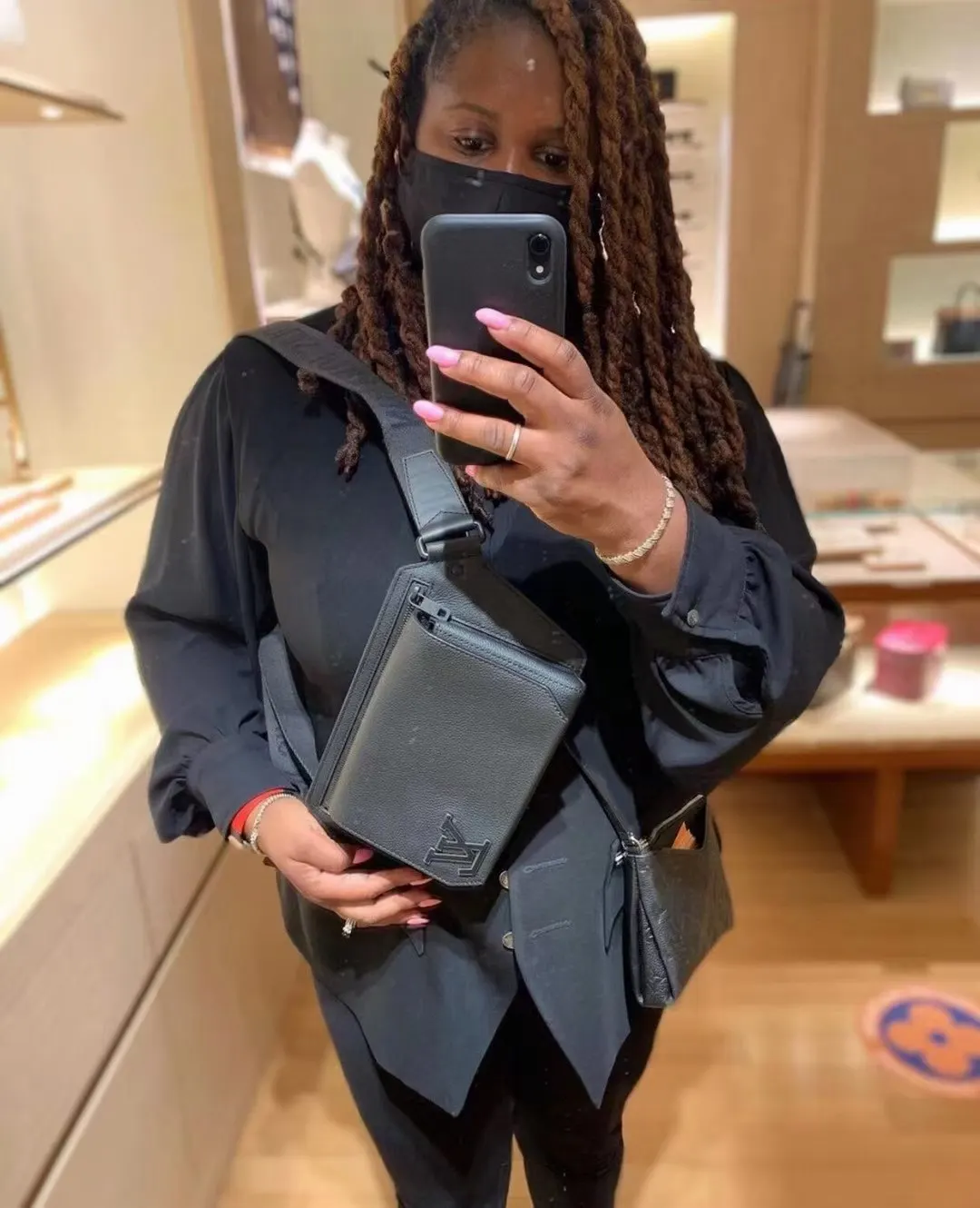 LV 小牛皮 钝角翻盖和磁扣开启充裕主隔层 拉链袋再添一重保护 腰包 休闲腰包款