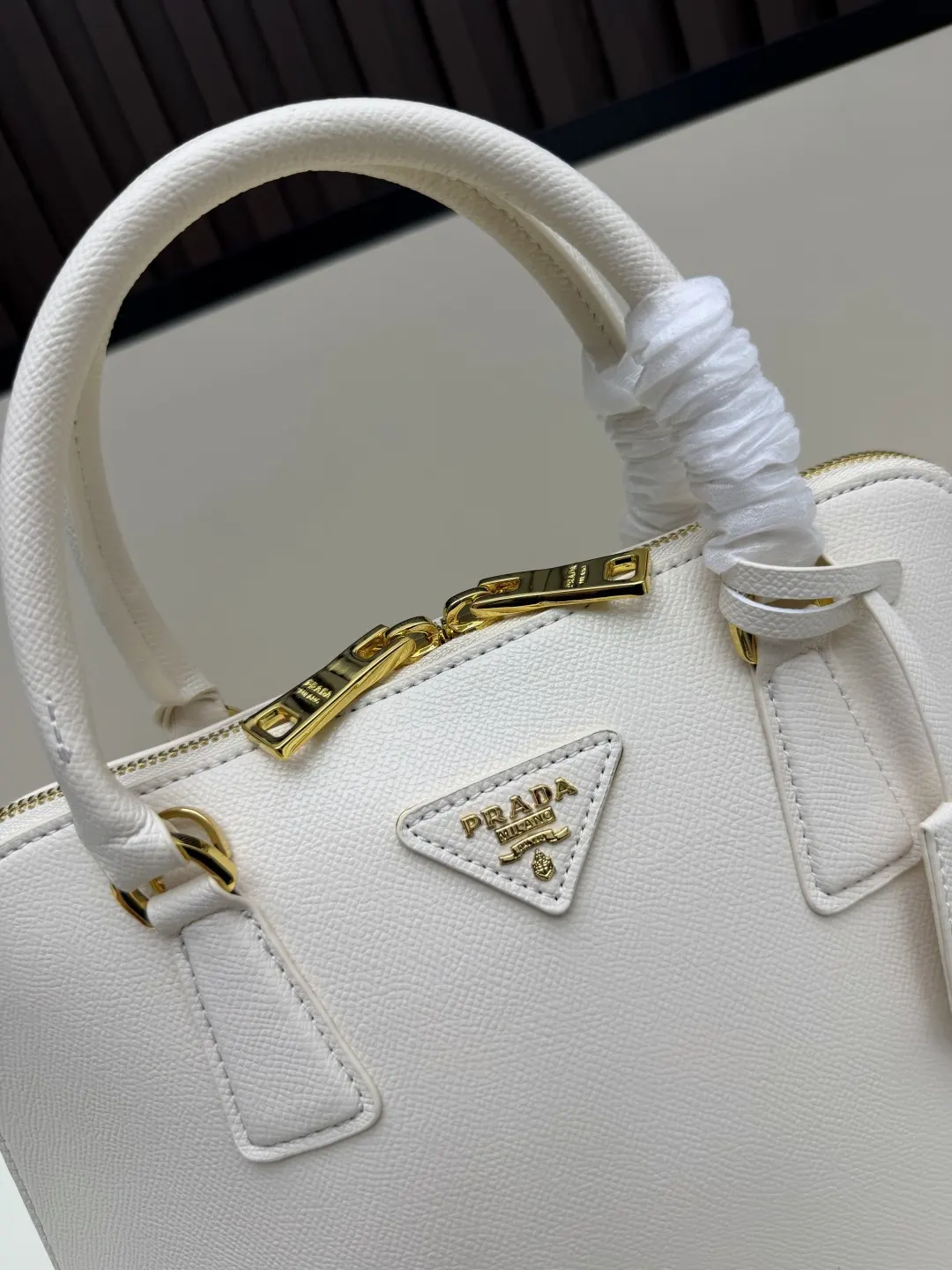 Prada Saffiano 十字纹牛皮 Logo 手提包