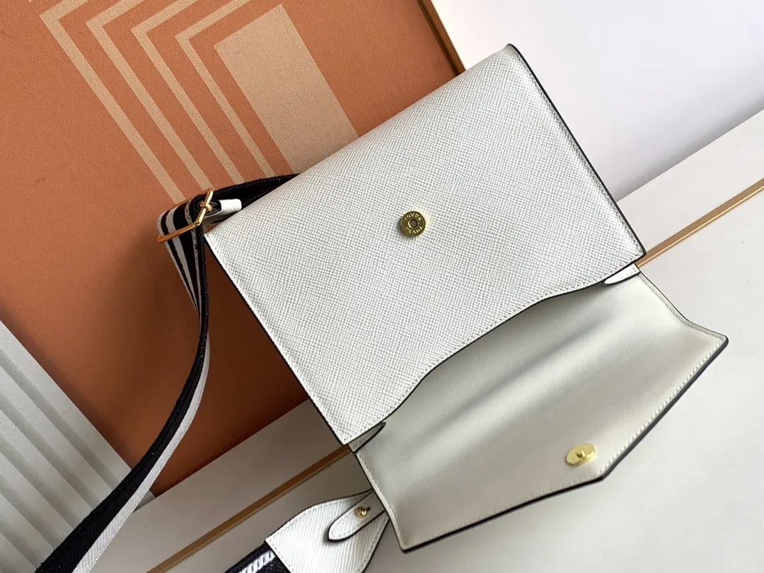Prada Saffiano 1BD317P700 皮革 刺繡 斜背包