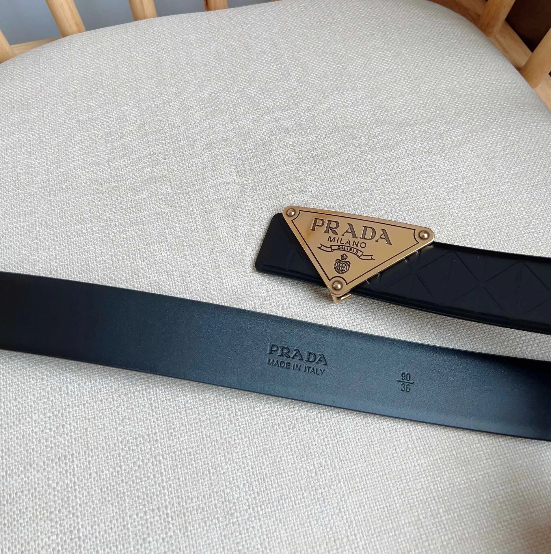 PRADA 皮革 亮面 Logo 腰带 通勤搭配款