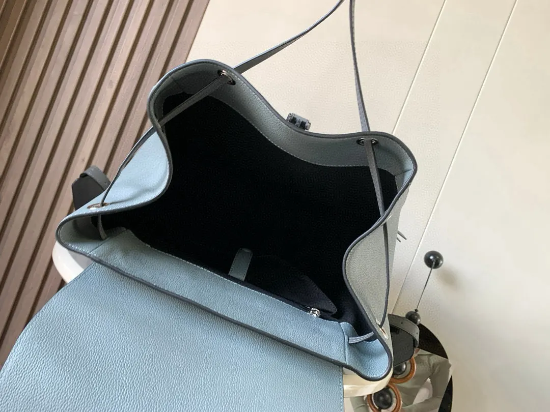 Loewe 小牛皮 uzzle Back ack 柔软粒面牛皮 雙肩包 实用雙肩款