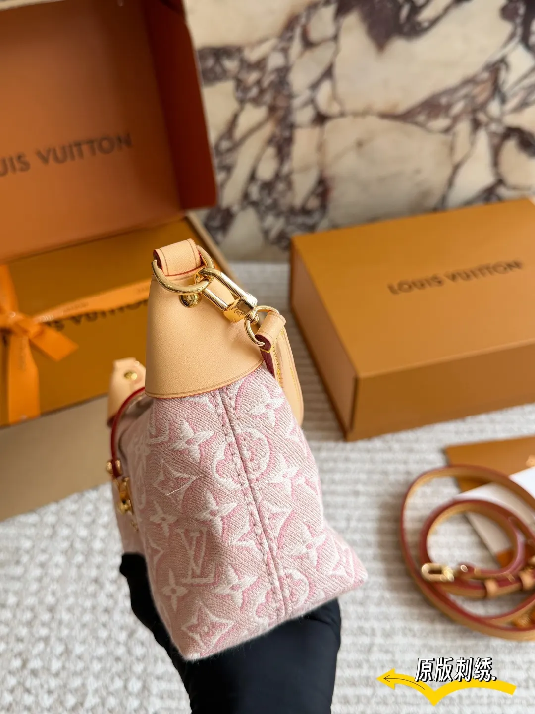 LV 老花 粉色 丹宁 盒 Pochette Mia 粉色刺绣丹宁 双肩包 实用双肩款