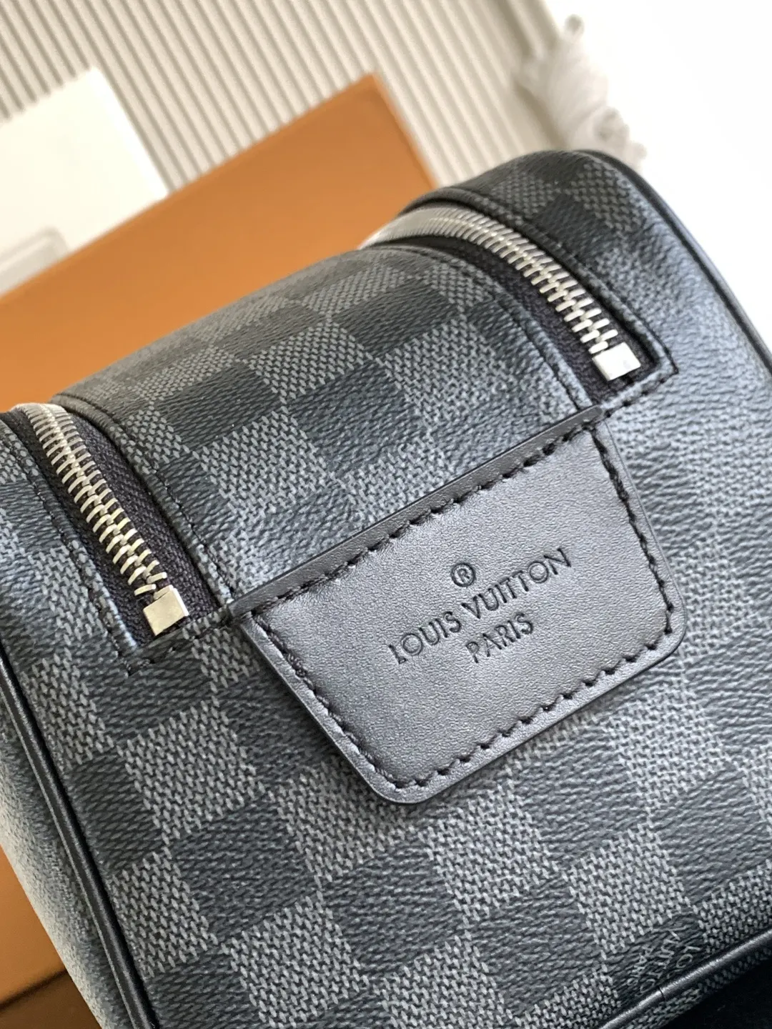 LV 牛皮 皮质宽手柄可舒适提携 亦可置于挂钩上 实乃不可或缺的 收纳包 旅行收纳款