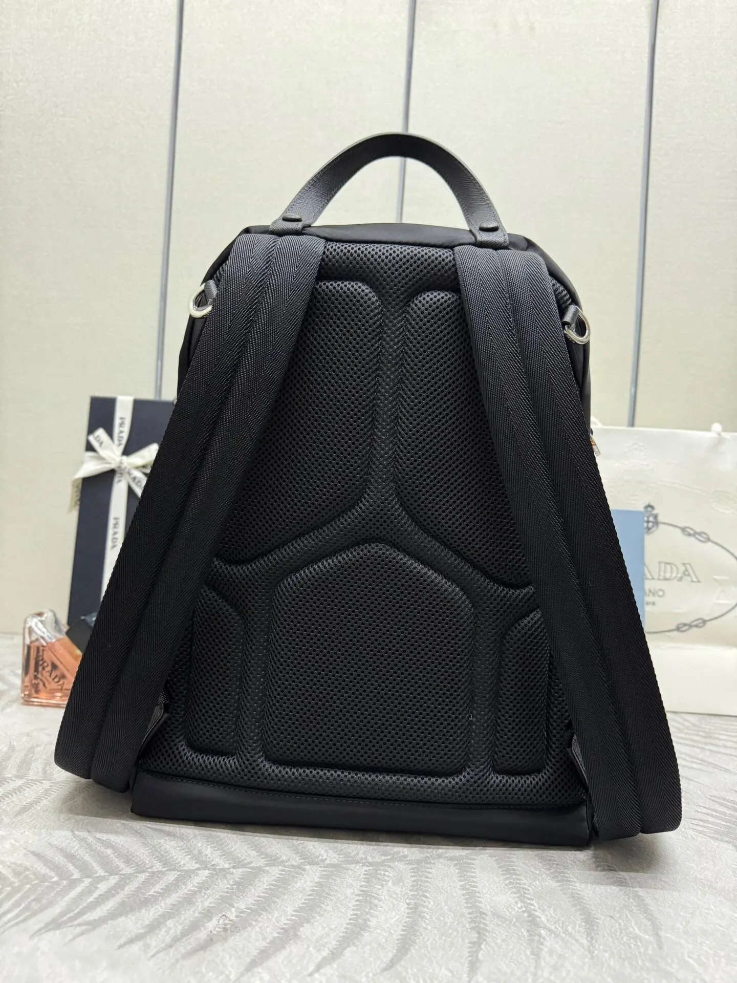 Prada 尼龙 十字纹牛皮 双肩背包 轻便实用