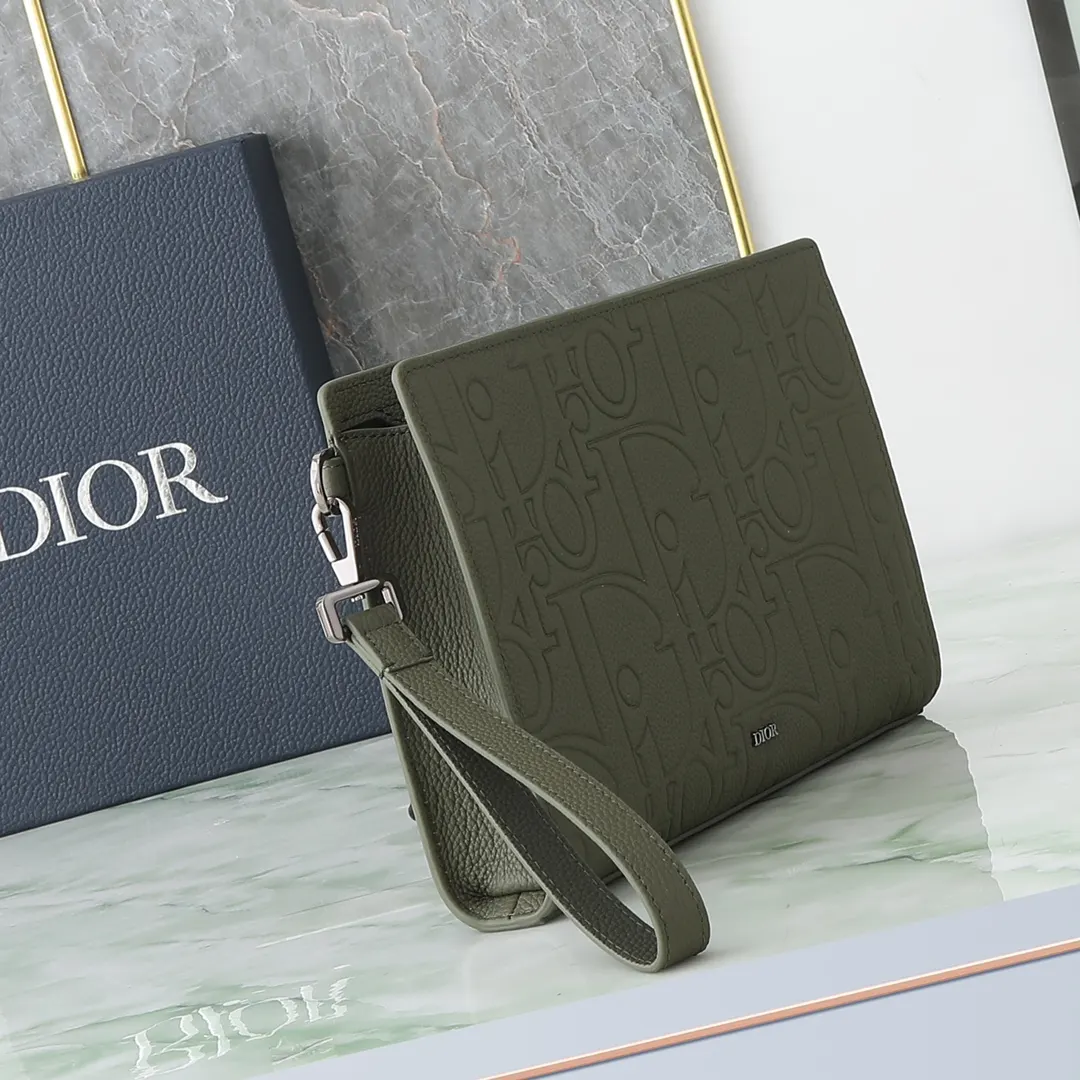 Dior 卡其 牛皮 宽敞的拉链隔层适合收纳手机 还设有六个卡槽 手拿包 精致手拿款