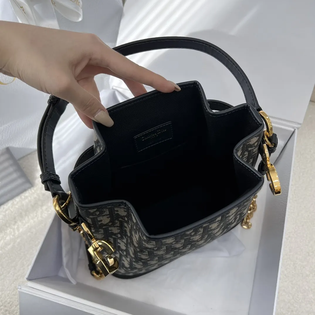 批 水桶包 中号 优雅而 链条包 精致链条款