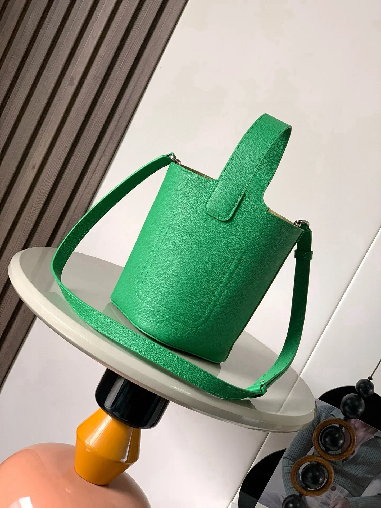 牛皮 迷你柔软粒面牛皮革 bble Bucket 水桶手袋 水桶包 休閒水桶款