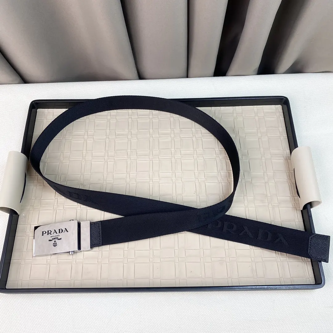 Prada 腰带 通勤搭配