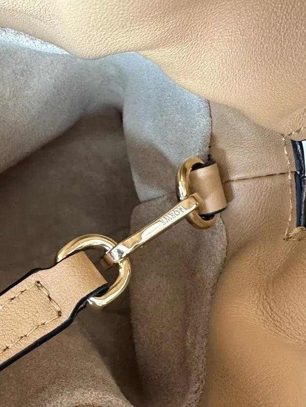Loewe 金色 牛皮 可肩背 斜挎或手提 可拆卸可调整肩带 低调的磁扣开合 手拿包 精致手拿款