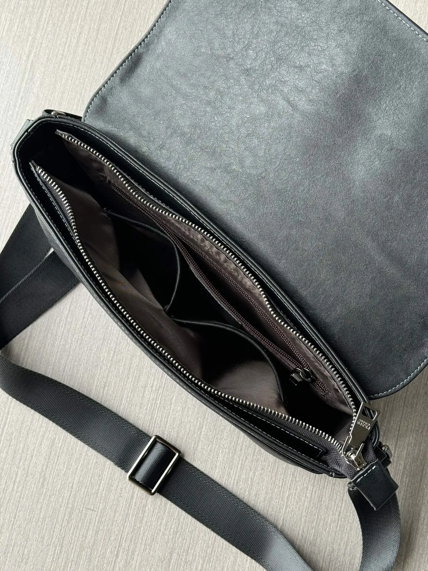 Prada 黑色 牛皮 Logo 斜挎包