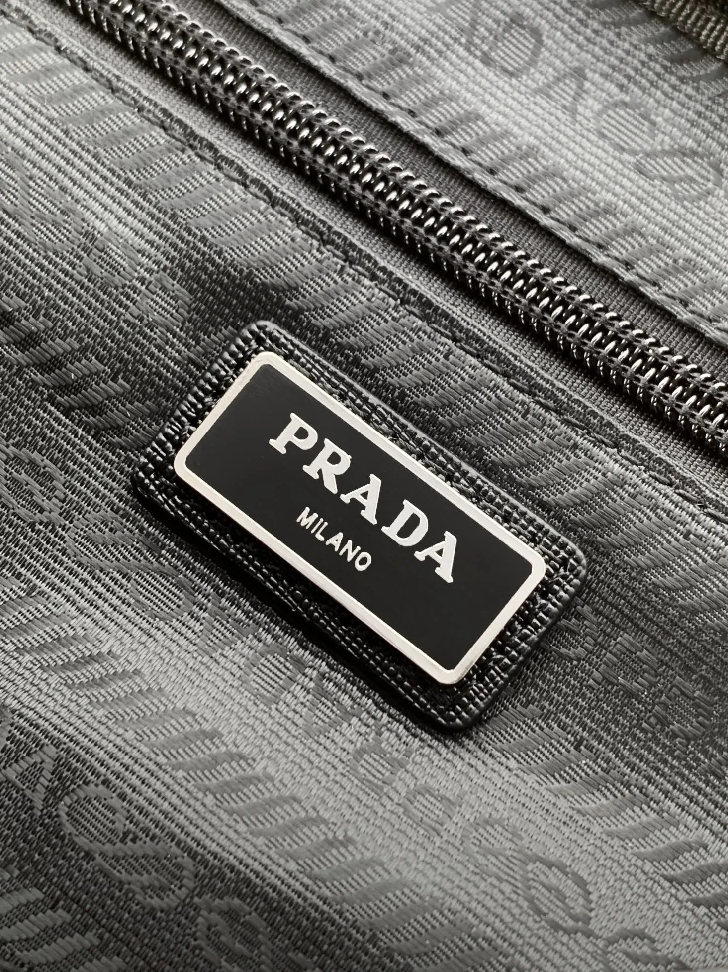 PRADA 2VH010 牛皮 Logo 斜挎包 日常通勤款