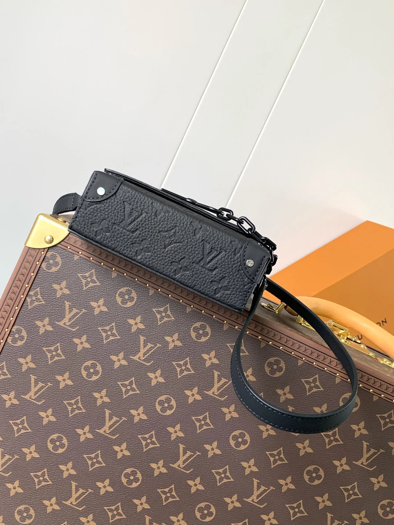 牛皮 拉链内袋稳妥收纳随行物品 可调节肩带实现舒适肩背 链条包 精致链条款