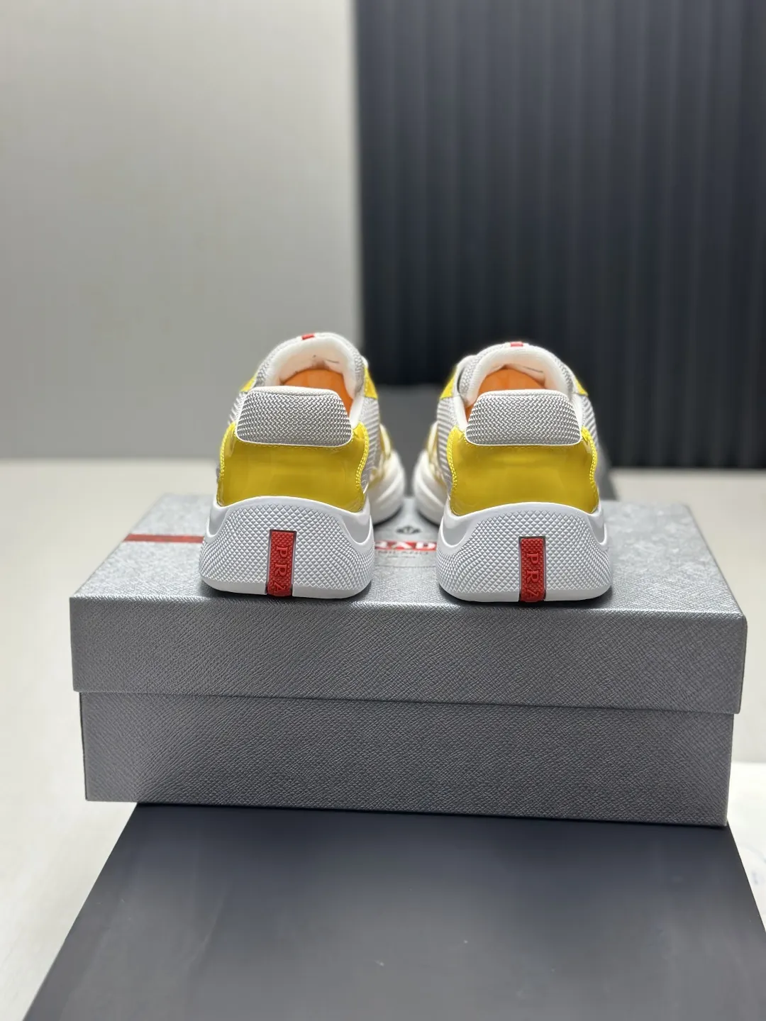 PRADA 漆皮 乐福鞋 厚底休闲款