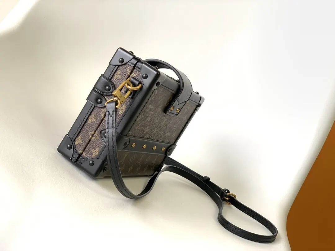 LV 牛皮 可作手拿包 也可通过可调节肩带斜挎 精致手拿款