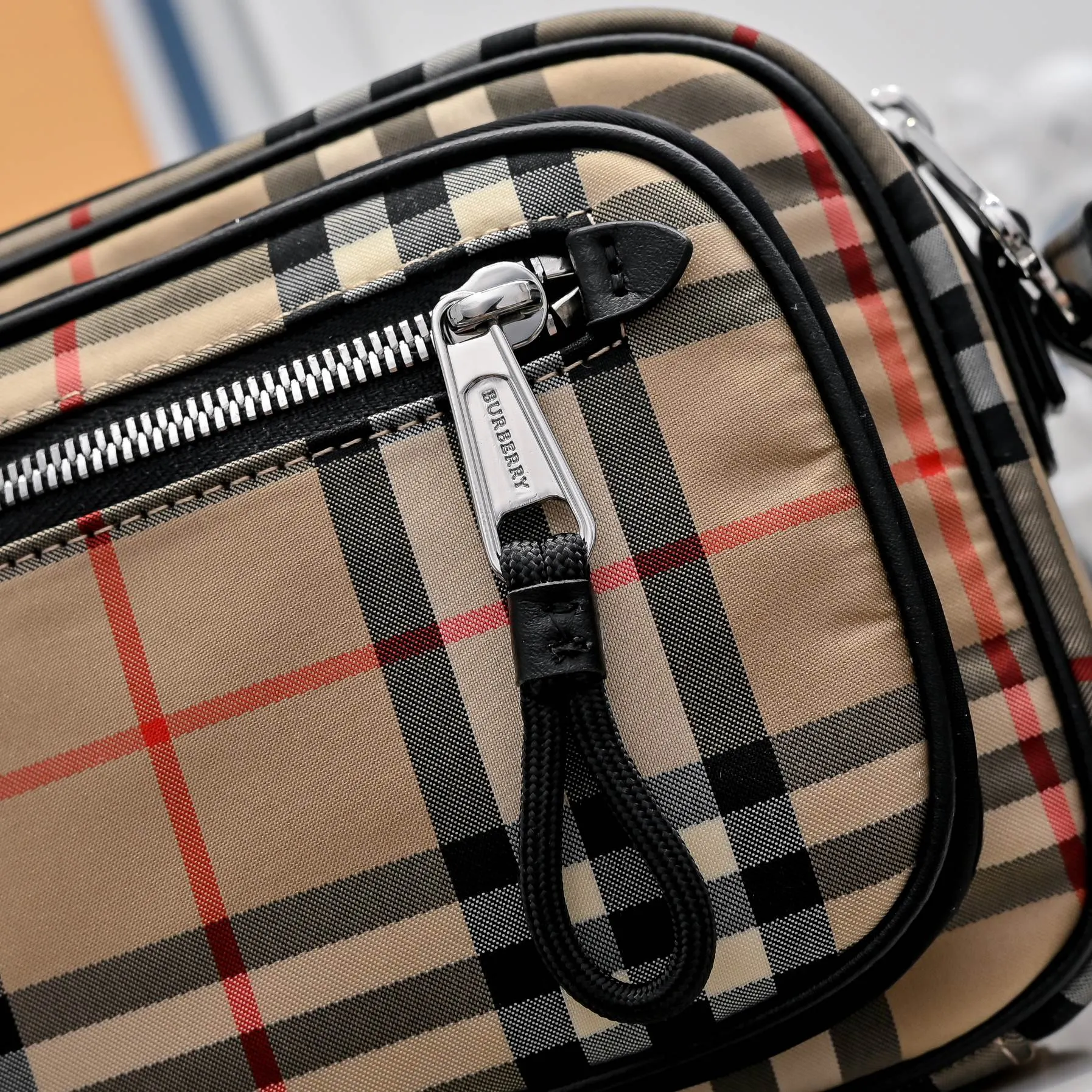 Burberry 帆布 巴宝莉男士單肩 經典男士 完美 采用进口 面料 單肩包 日常單肩背款