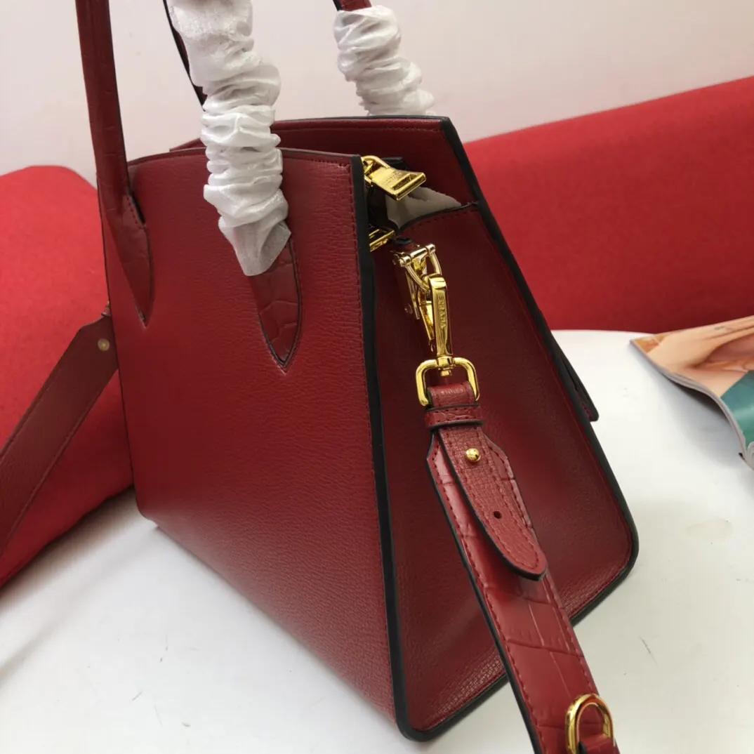 PRADA 鳄鱼皮 牛皮 手提包 日常通勤款
