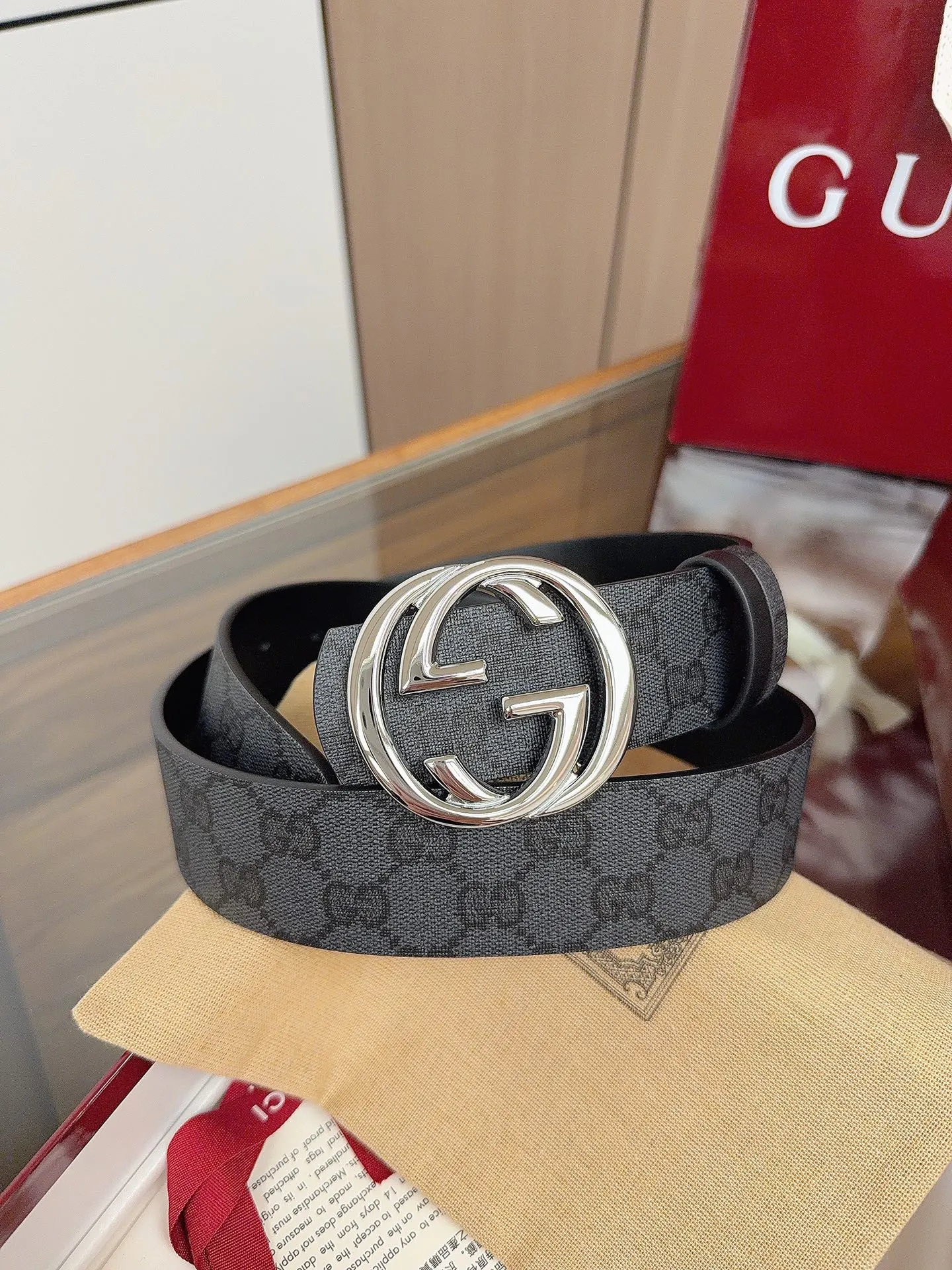 Gucci 双G扣牛皮腰带