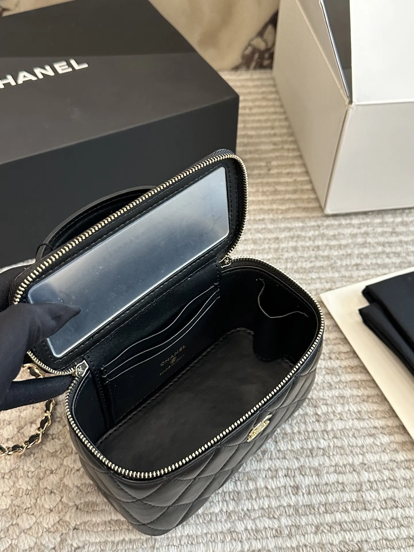 Chanel Crossbody Bag Lightweight Image 9 Chanel Crossbody Bag Lightweight Image 9