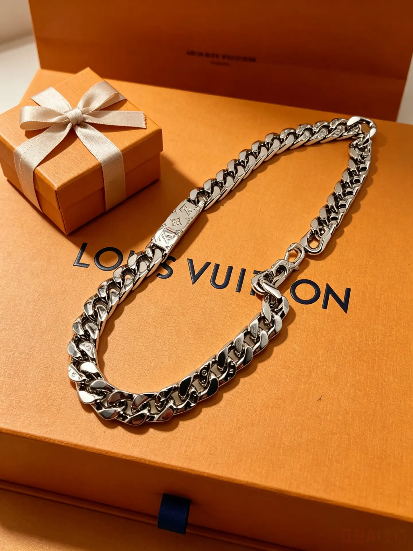 LV 銀色 項鍊(數字8) LV 銀色 項鍊(數字8)