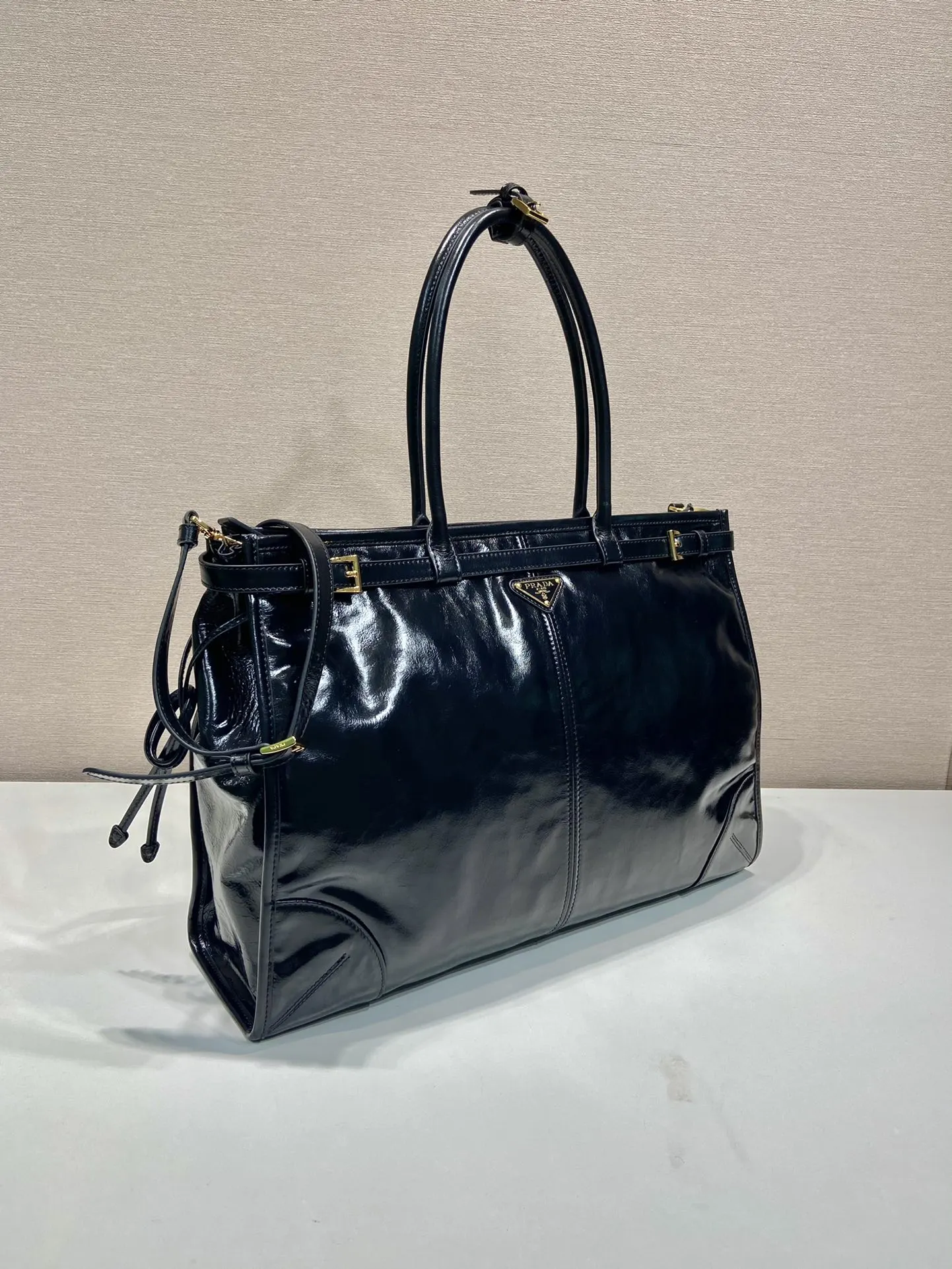 Prada 斜挎包