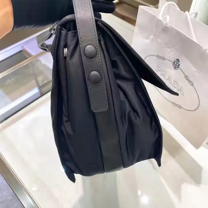 尼龍 邮差包 ⃣ 个包组合成 ⃣ 包两用多种背法 手拿包 精致手拿款