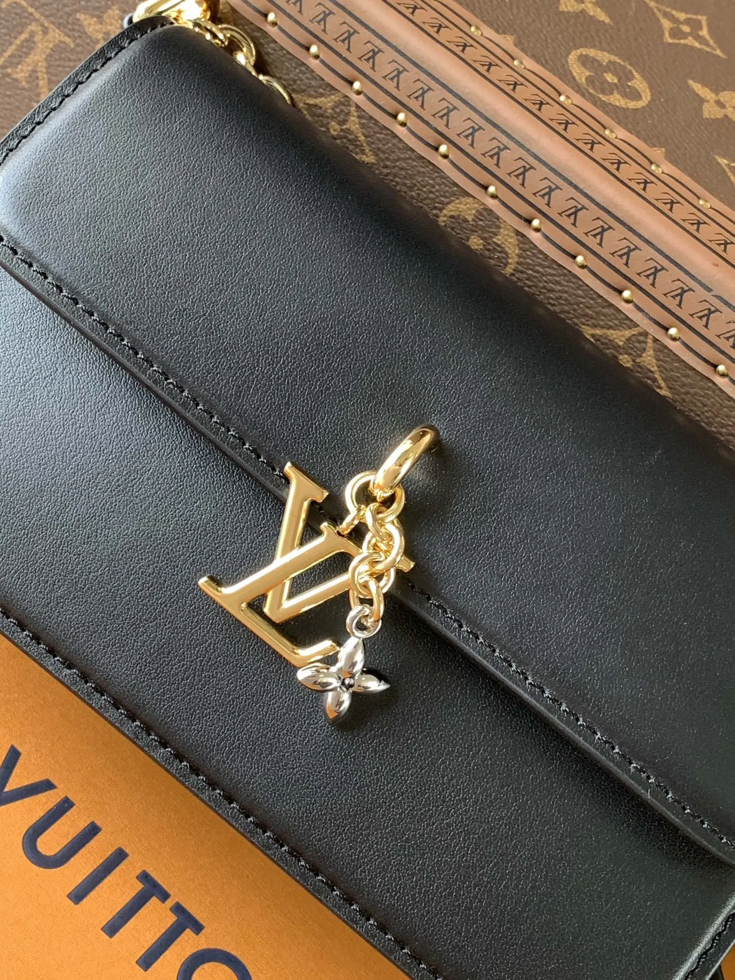 LV 黑色 杏色 牛皮 灵感源自品牌經典 Mo图案的装饰点缀其 鏈條包 精致鏈條款