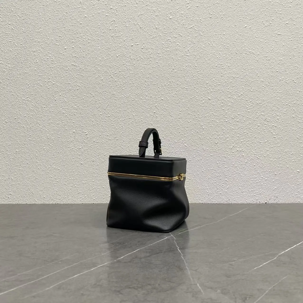Celine Triomphe 黑色 金色 牛皮 單肩包 日常單肩背款