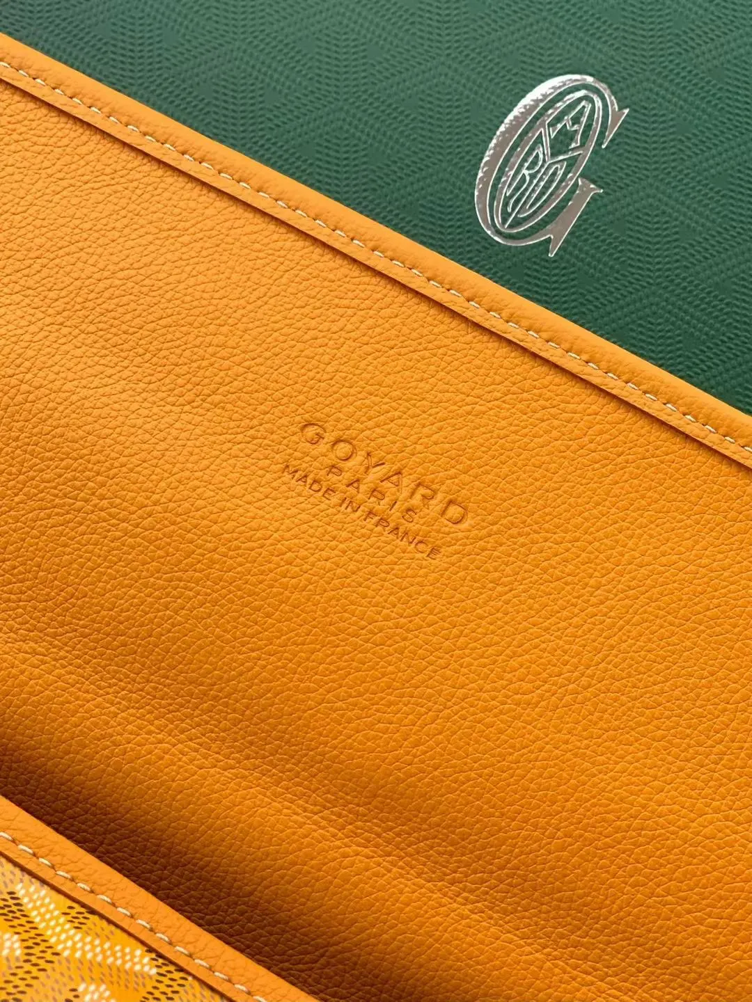 Goyard 黃色 利用位于包背面的按扣可以将它完全折叠 轻松存放入手提 雙肩包 实用雙肩款