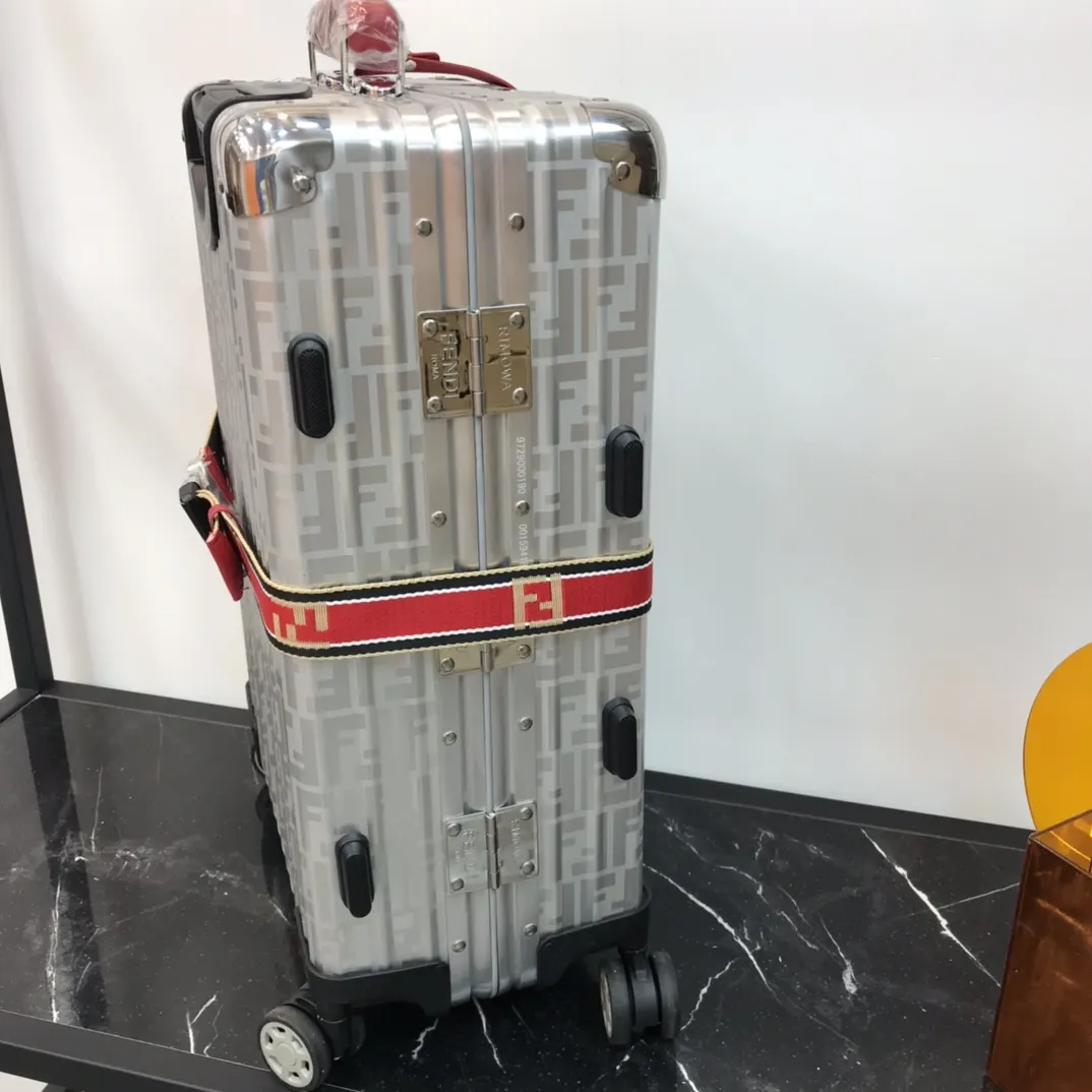 Fendi 黑色 藍色 rimowa 一见钟情或许就是当你第一眼见到它的 行李箱 旅行拉杆款 輕便出行款