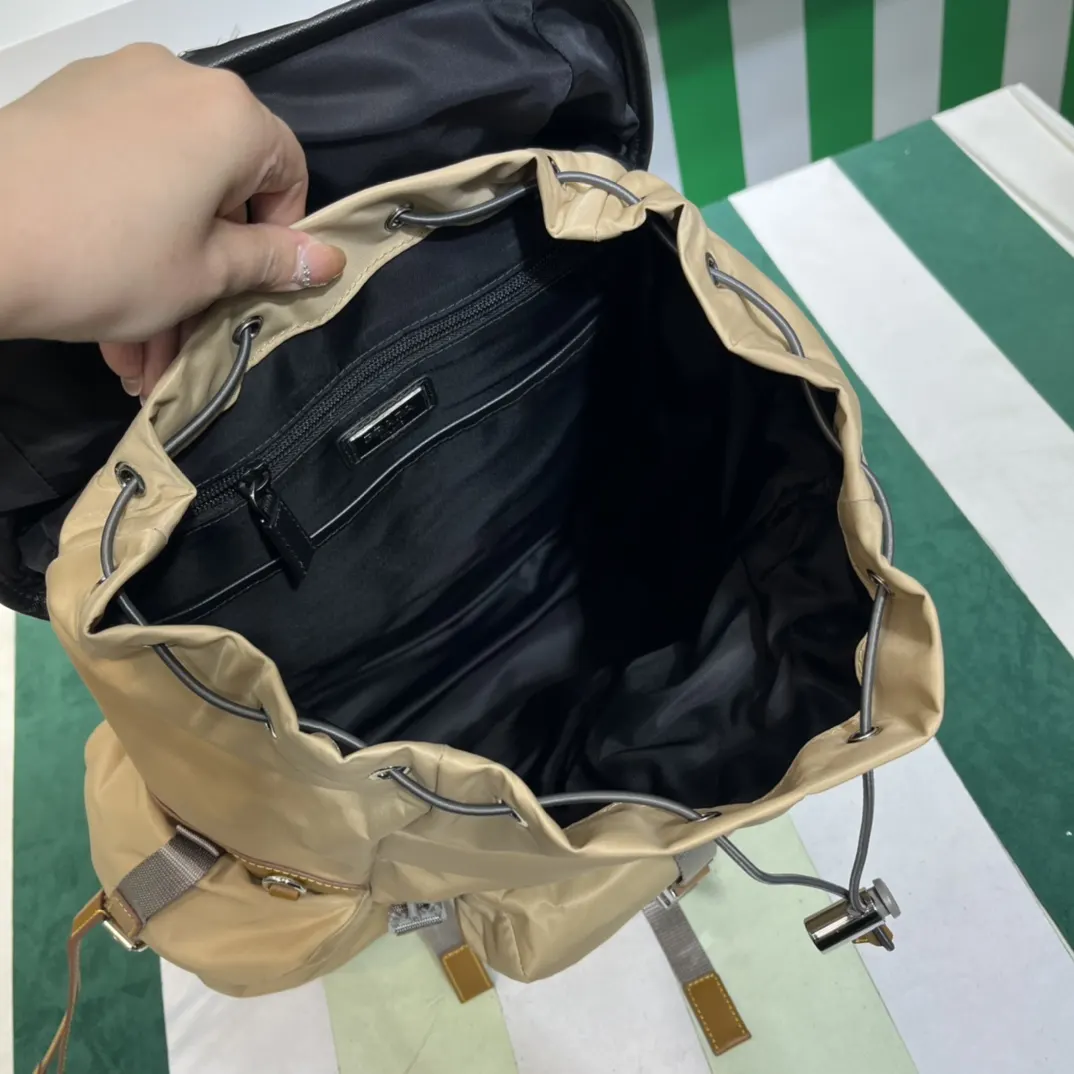 Prada 小牛皮 双肩包 实用双肩款