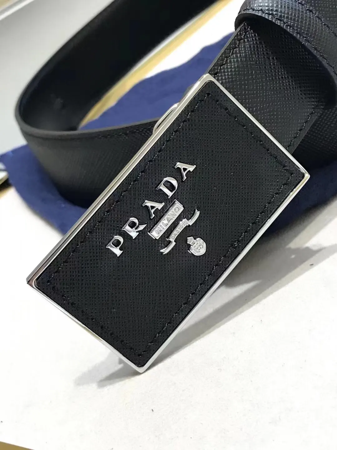 Prada 牛皮 三角标 腰带 通勤搭配