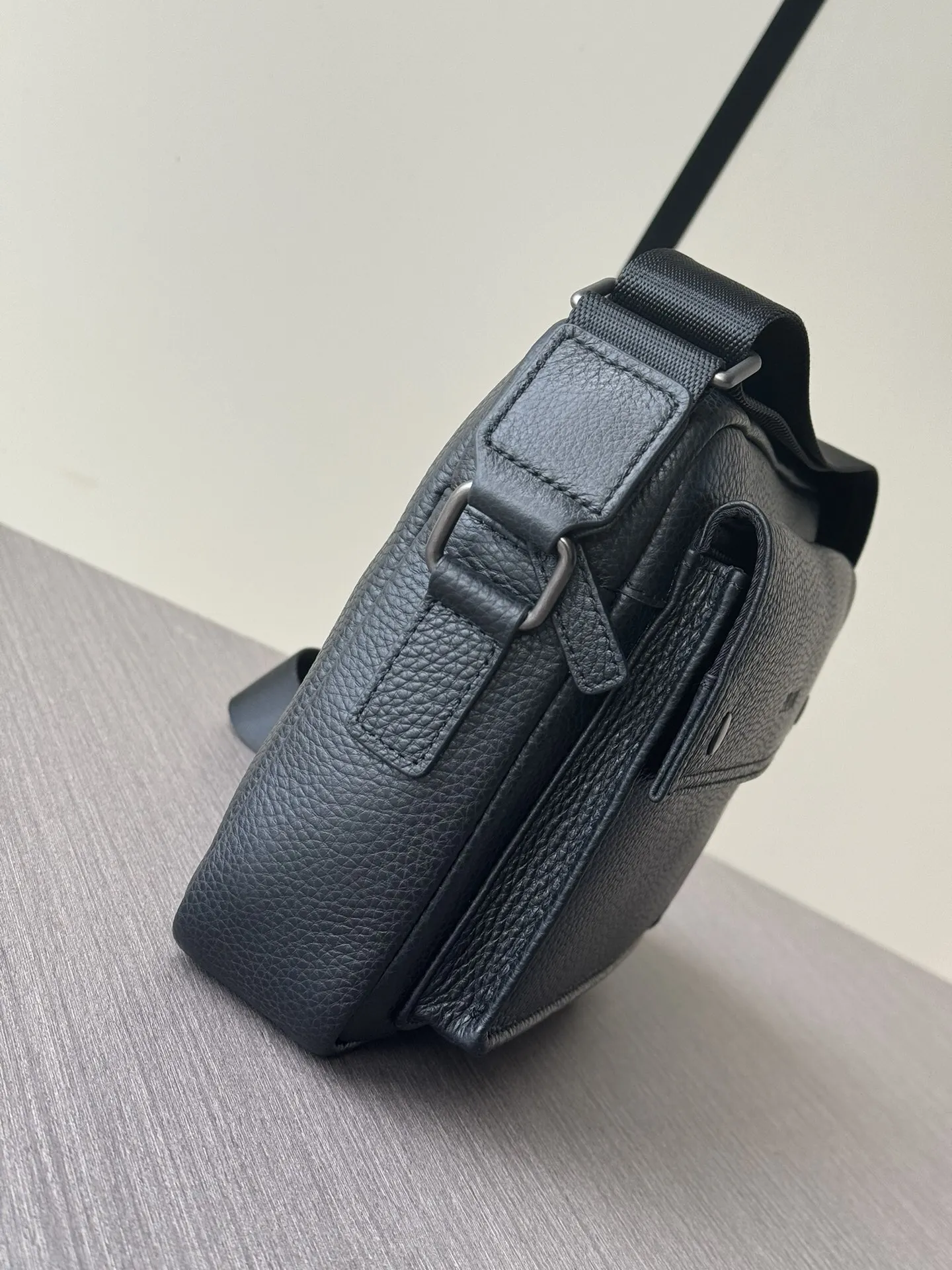 Prada 黑色 牛皮 Logo 斜挎包