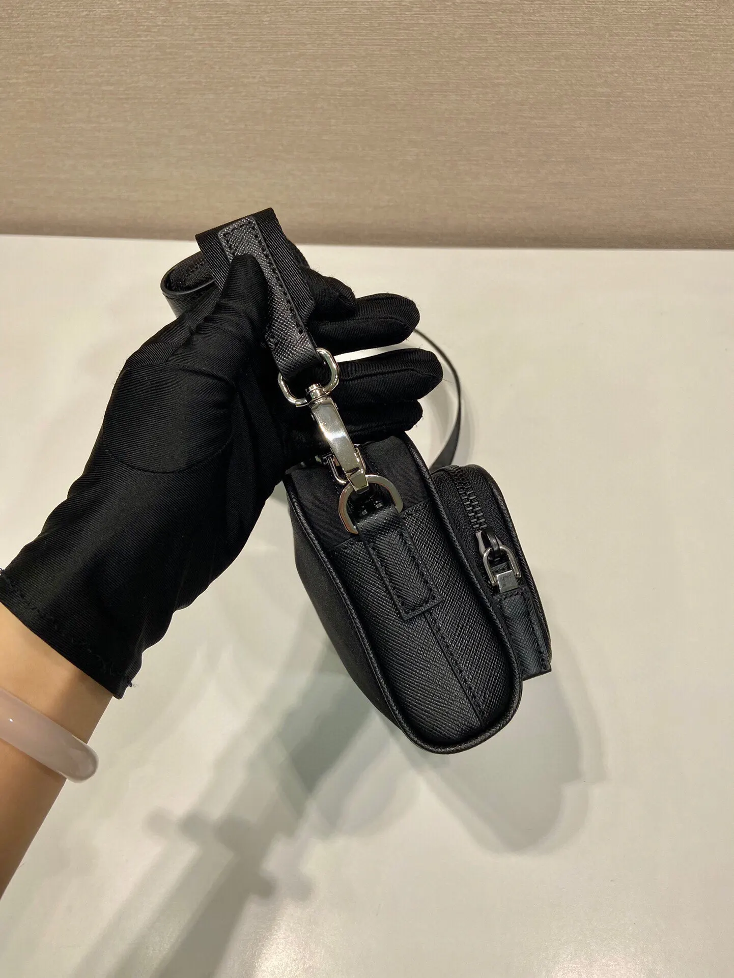 Prada Re-Nylon 2VH172 迷你 皮革 Saffiano 十字紋 單肩包
